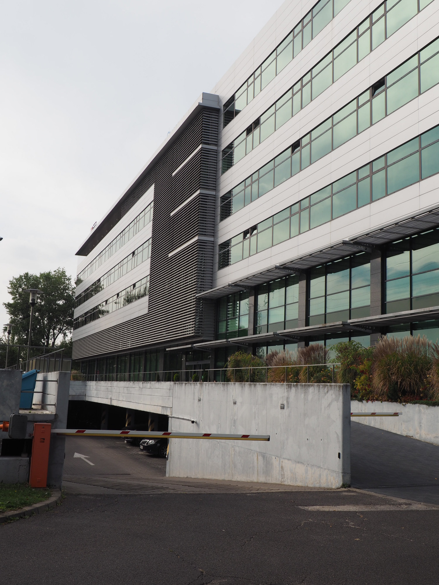 Zdjęcie architektury budynku Kolmet (obecnie Comet Business Center)